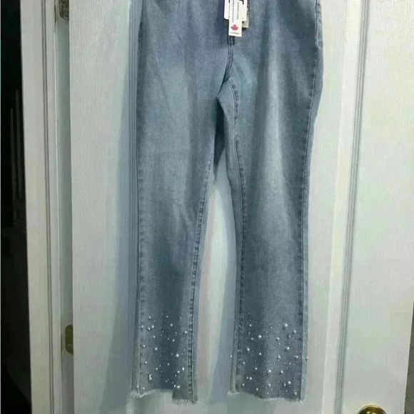 Frank Lyman  gorgeous NWT capri jeans. Made in Canada - Picture 3 of 7